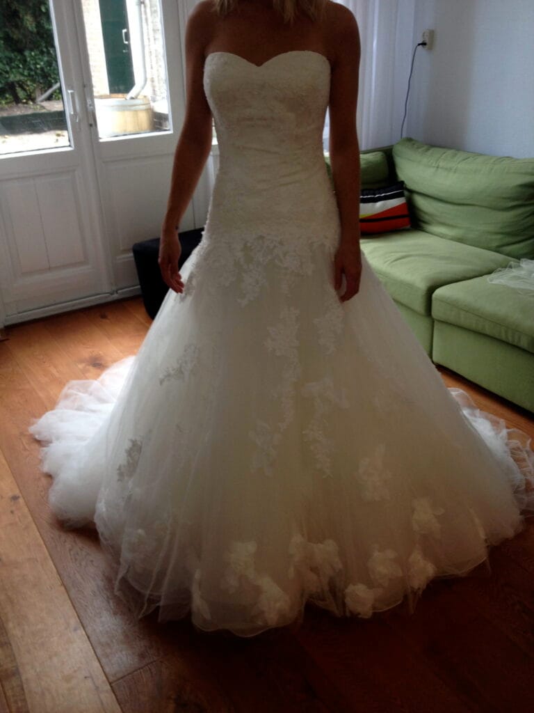 Entzückendes Brautkleid Enzoani Weiß Regular Long Strapless Neue (unveränderte) natürliche Größe 36