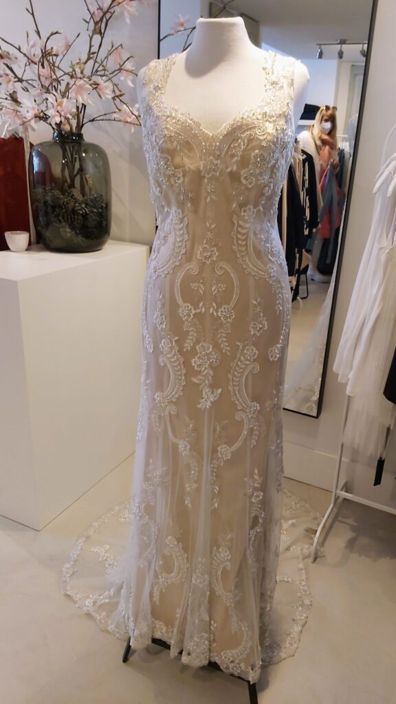 Modernes Brautkleid Pronovias Elfenbein Regular Long V-Ausschnitt Neu (unverändert) Natural Unbekannte Größe